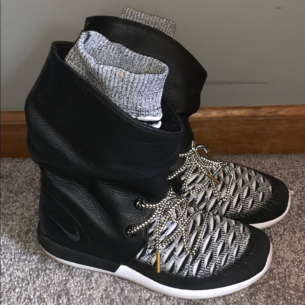 Nike athletic boots size 9 LIKE NEW